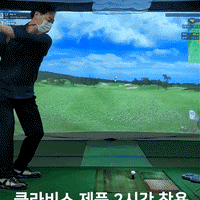 Golfer wearing Clavis magnetic bracelet at indoor golf simulator for performance enhancement