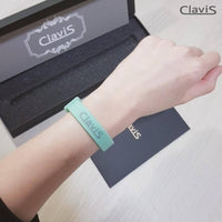 Person wearing Clavis athletic edition magnetic golf bracelet for sport performance and energy recovery.