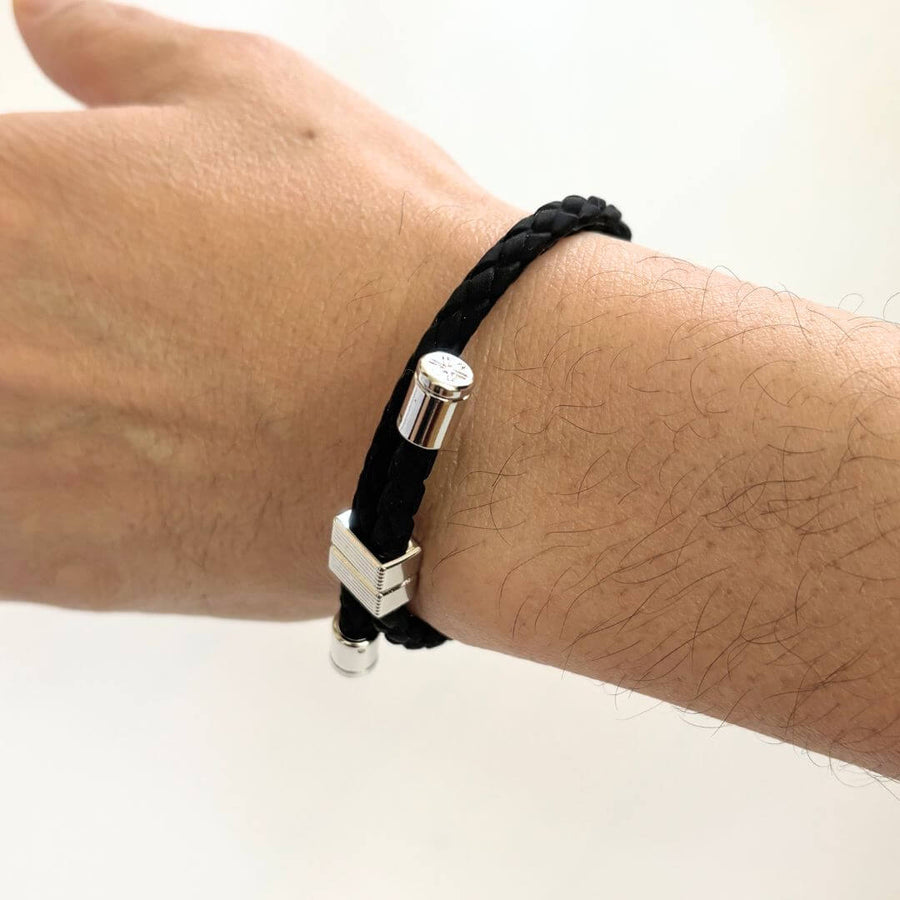 Neodymium 3600 Strap Lightweight Bracelet on wrist, magnetic golf bracelet, enhances sport performance and energy recovery for athletes.