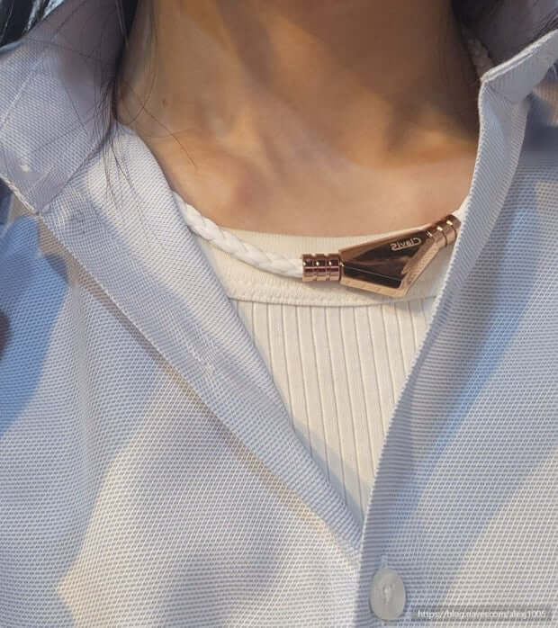 Person wearing Ares Ultra Strength Magnetic Therapy Necklace in White Rose Gold by Clavis